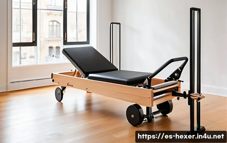 필라테스 리포머와 캐딜락 차이 - A spacious, bright Pilates studio in a modern urban home setting designed for Spanish-speaking users...